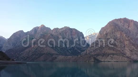 黎明时分群山中的湖泊时间流逝塔吉克人视频的预览图