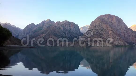 山湖上空黎明时间流逝塔吉克族视频的预览图