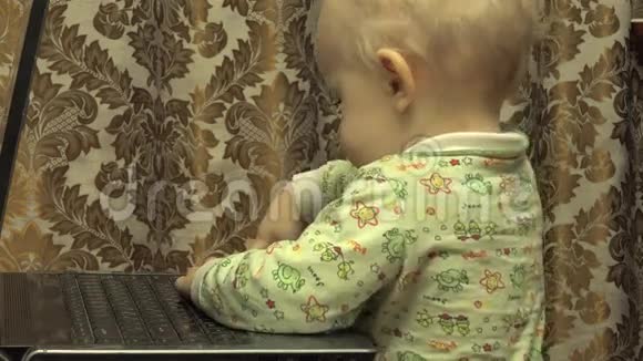 可爱的新生儿小女孩工作个人电脑4K超高清超高清视频的预览图