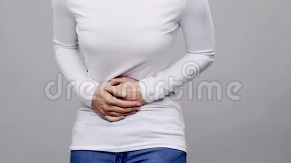 女人胃疼视频的预览图