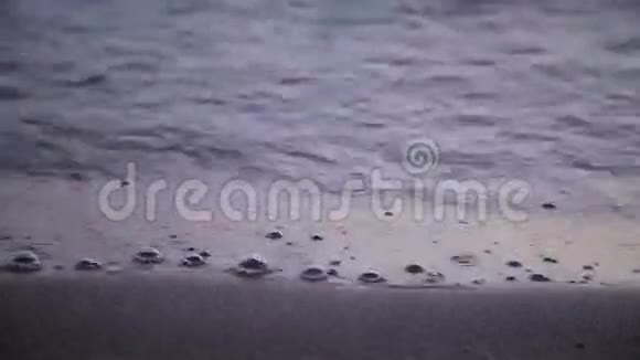 被海浪冲走的沙滩视频的预览图