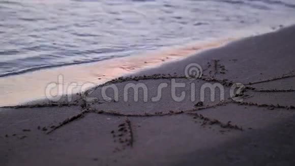 阳光吸引了jn海滩的沙子被海浪冲走了视频的预览图