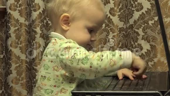 可爱的新生儿小女孩工作个人电脑4K超高清超高清视频的预览图