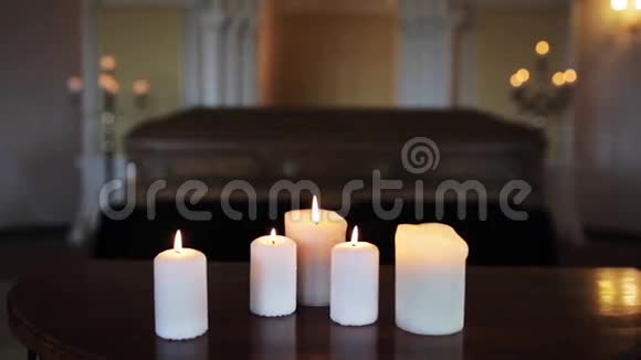 在葬礼上焚烧教堂的蜡烛和棺材视频的预览图