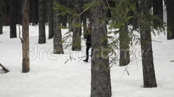 带着雪在森林里散步的女人视频的预览图
