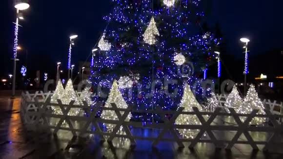 新年圣诞树杉木装饰和城市广场的灯光视频的预览图