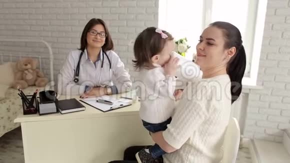 母亲和女儿正在接受医生的检查视频的预览图