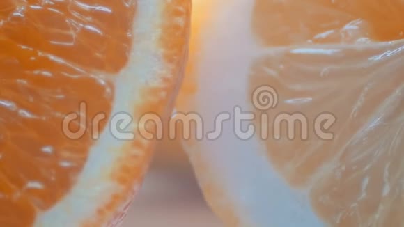 在白色背景下剪下柑橘柠檬和橙色的特写镜头视频的预览图