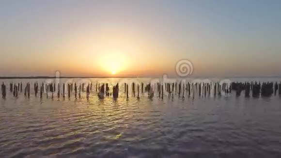 日出金色光芒中的海面空中视频视频的预览图