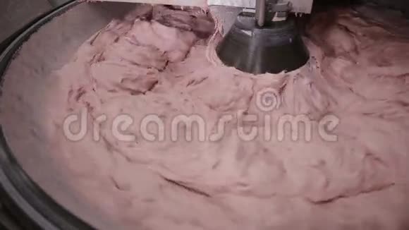 肉糜生产机器混合肉类和香料用于制作热狗和香肠在食品厂视频的预览图