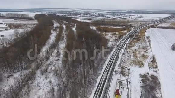 货运列车运送货物燃料汽油在冬天空中飞行4K视频的预览图