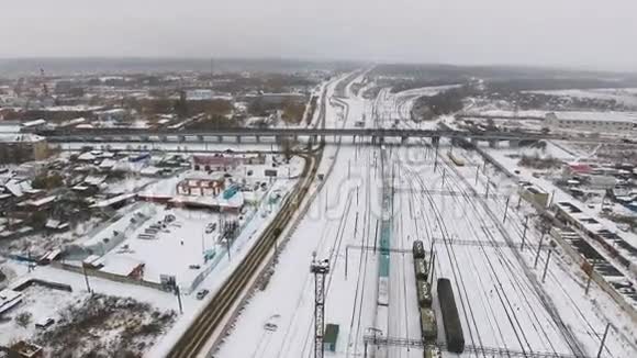 冬季提供货物燃料汽油的货运列车的空中景观视频的预览图