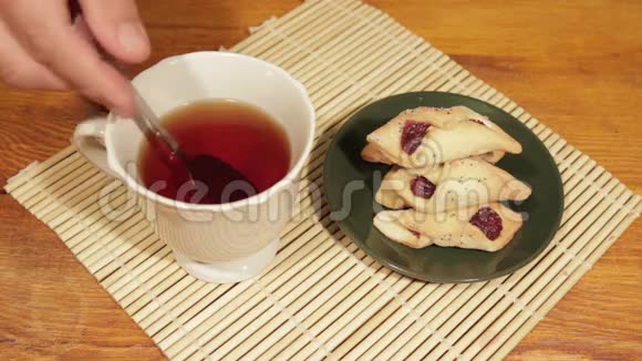 木制桌子上有茶和饼干的早餐视频的预览图
