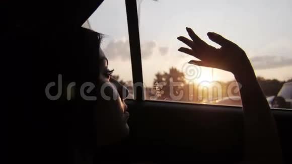 从车窗外眺望的少女视频的预览图