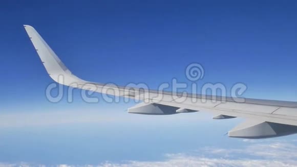 从飞机窗口看飞机机翼和蓝天视频的预览图