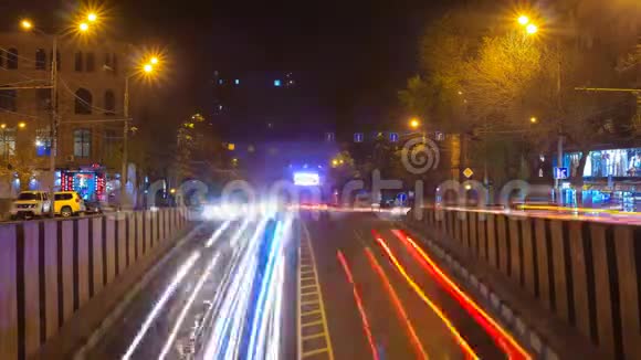 埃里温夜间交通车辆的长时间暴露视频的预览图
