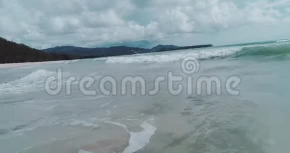海滩附近美丽海浪的鸟瞰图视频的预览图
