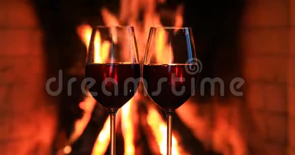 壁炉旁两杯红酒视频的预览图