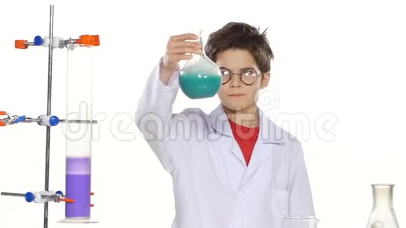 年轻的化学家穿着制服红色衬衫视频的预览图