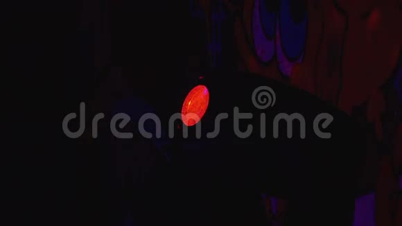 迪斯科俱乐部的红灯笼照在镜球上视频的预览图
