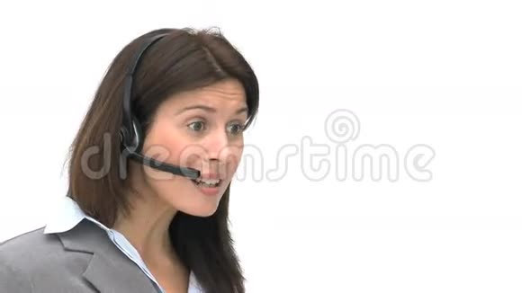 愤怒的女商人带着耳机说话视频的预览图