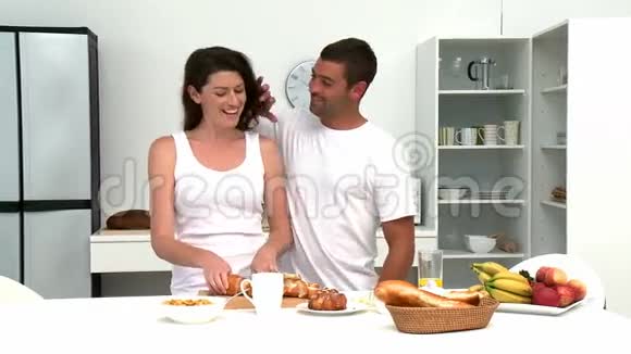 男人在吃早饭前拥抱妻子视频的预览图