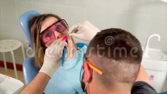 牙科诊所的激光牙齿美白视频的预览图