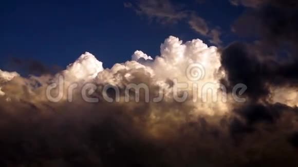 傍晚天空积雨云视频的预览图