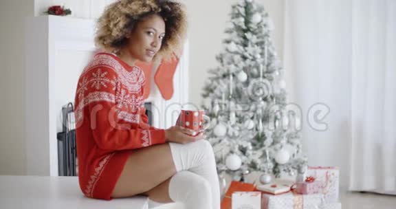穿着节日圣诞服装的时髦女人视频的预览图
