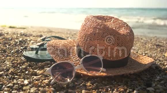 帽子和太阳镜海岸视频的预览图