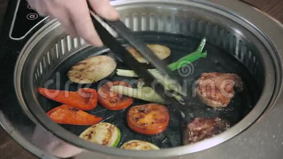 烧烤炉上有不同的蔬菜和肉视频的预览图