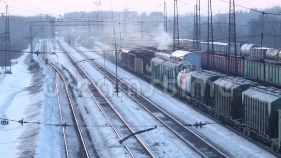 铁路在冬季白天车站设有货运列车视频的预览图