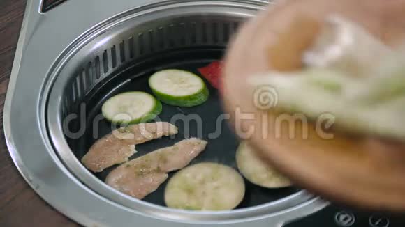 在锅里烤蔬菜和肉视频的预览图