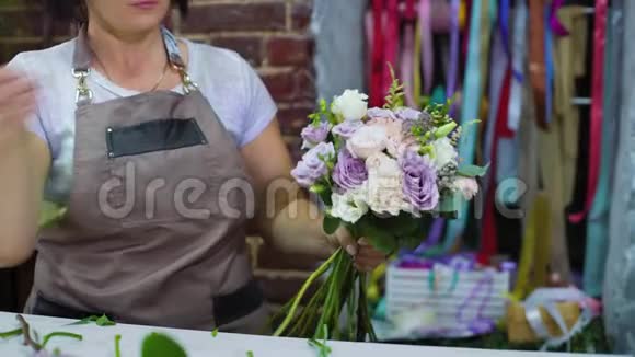 专业花艺师在花艺设计工作室布置花艺婚礼花束视频的预览图