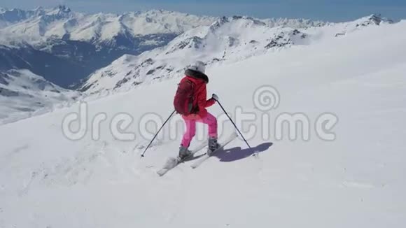 动感女滑雪者滑下山地度假村陡坡视频的预览图