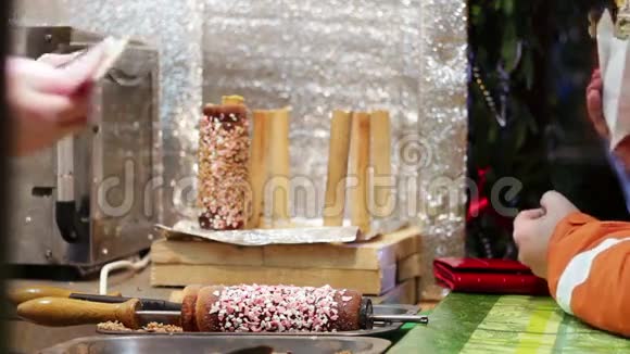 圣诞东方糖果在柜台上视频的预览图