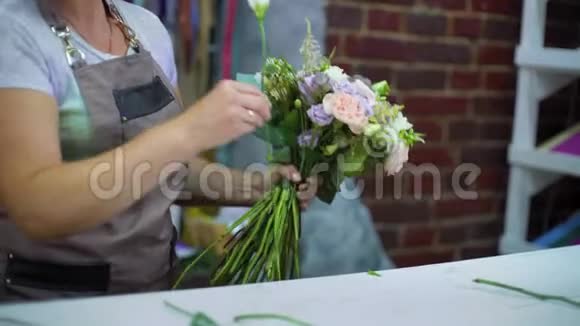 专业花艺师在花艺设计工作室布置花艺婚礼花束视频的预览图