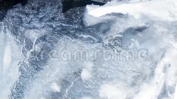 水在透明的冰面下流动冰背景冰纹图案视频的预览图