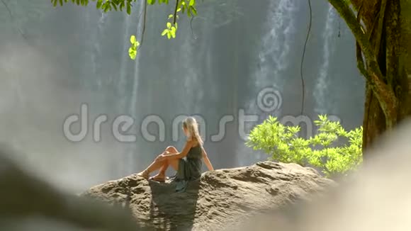 一个女人在瀑布旁视频的预览图
