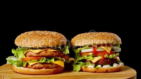 美味的烤汉堡视频的预览图