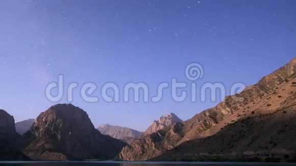 月亮越过山湖全景塔吉克斯坦视频的预览图
