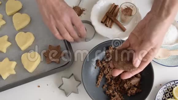 女人用米粉准备健康饼干家庭自制假日烘焙主题视频的预览图