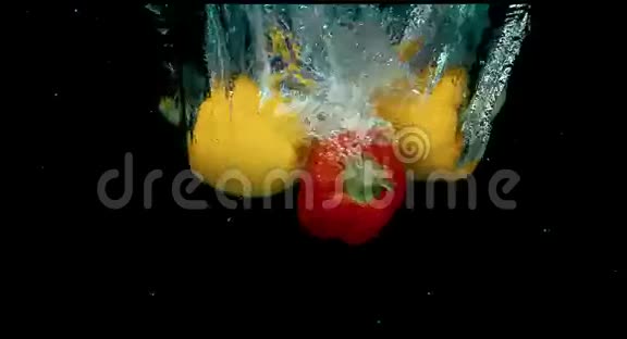 三个辣椒在水中缓慢运动视频的预览图
