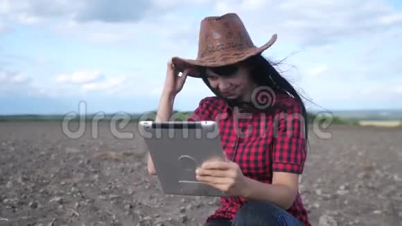 智慧生态是一种收获农业的耕作理念女农民用生活方式数字平板电脑研究地球上的泥土视频的预览图