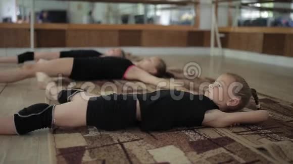 年轻女孩在健身房热身艺术体操中的练习视频的预览图