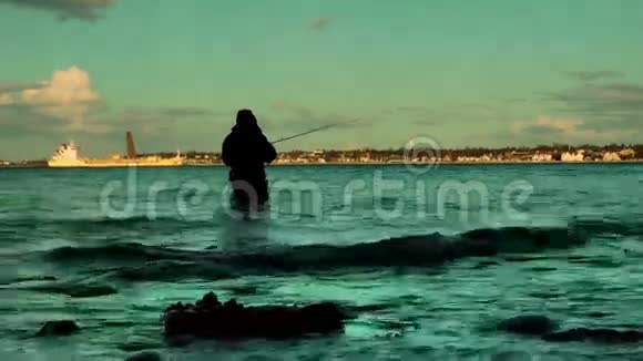 日落时分的渔民拉博海岸线基尔视频的预览图