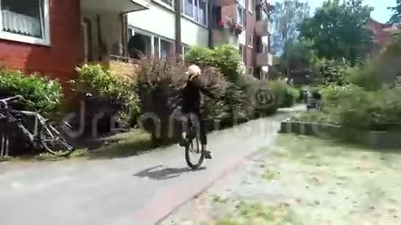 少女骑着独轮车视频的预览图