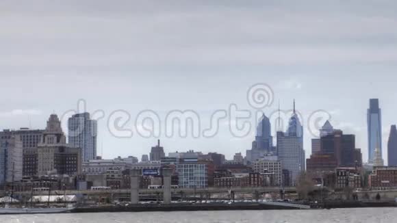 费城穿越特拉华河的4K超时移视频的预览图