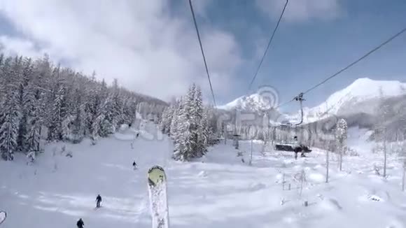 4K超超高清电视3840X2160雪塔特拉斯山度假村滑雪电梯视频的预览图