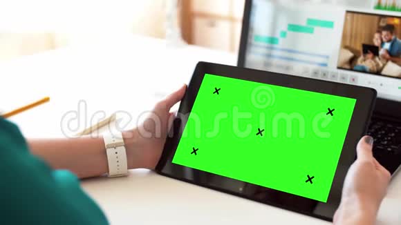家里平板电脑上有绿色屏幕的女人视频的预览图